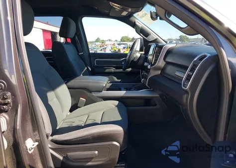 2021 Ram 1500 Big Horn 4X4 5'7 Box z USA, uszkodzony, nr VIN 1C6SRFFT8MN654392